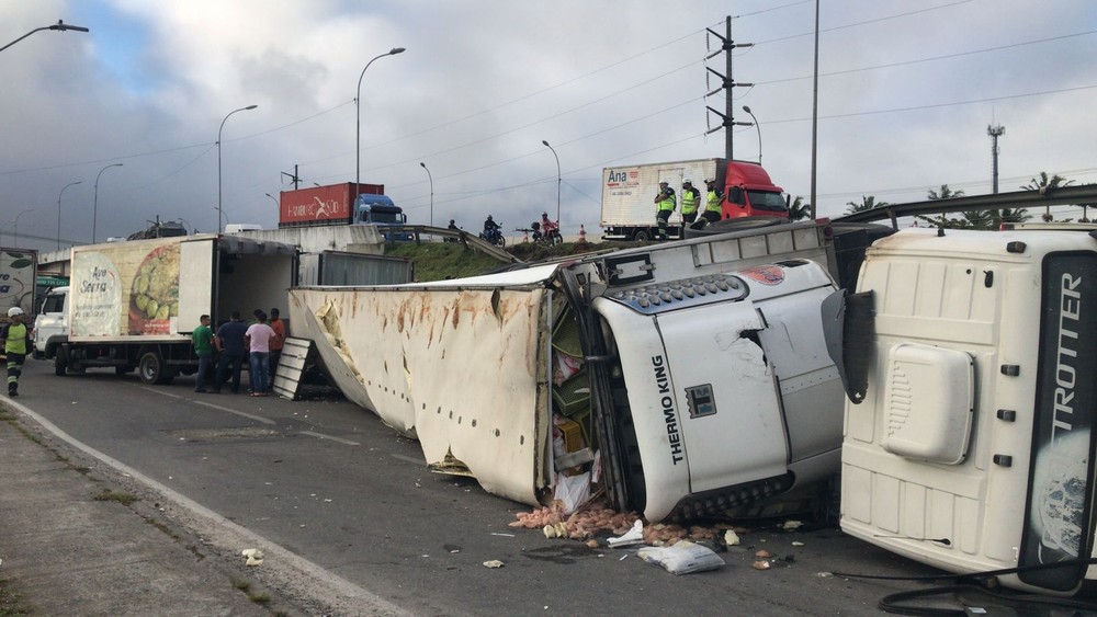 Um morre e três ficam feridos em batida entre caminhonete e caminhão na  BR-262, Triângulo Mineiro